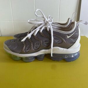 Like New! NIKE AIR VAPORMAX PLUS, WHITE BLACK GRID PRINT, SIZE 36.5 / 6.5